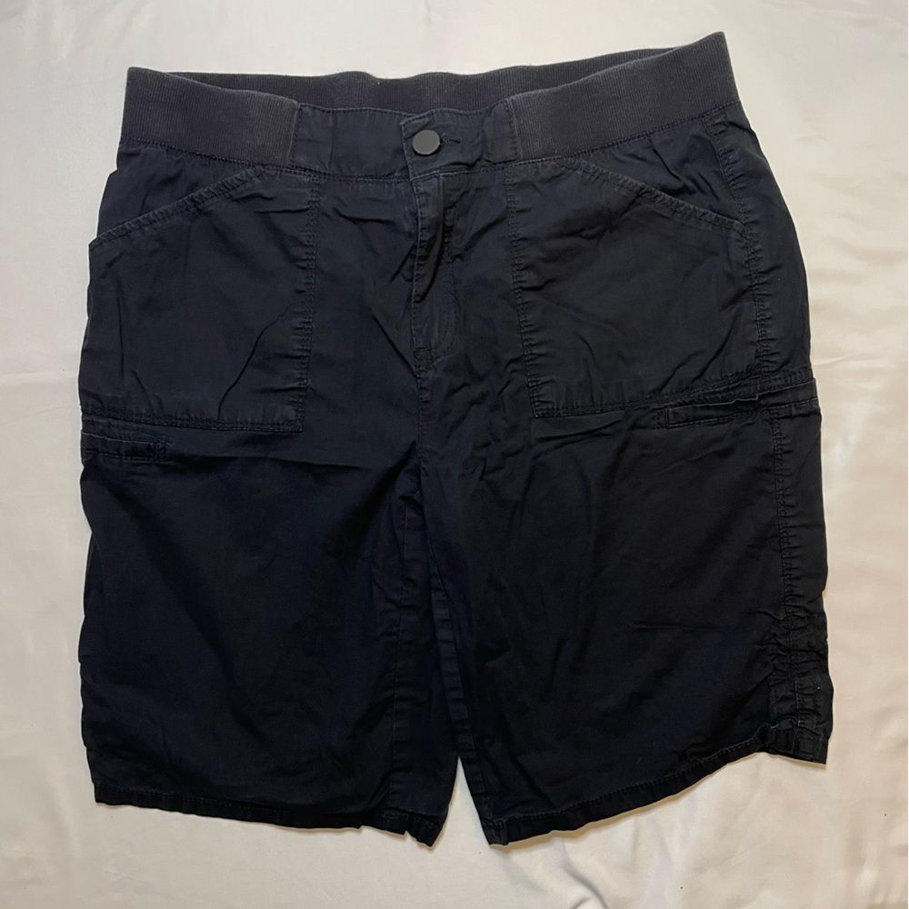 Indigo size 8 navy blue Bermuda shorts